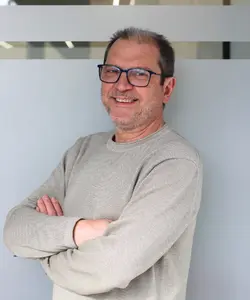 Antonio Fernández, técnico especializado en la administración de expedientes para vehículos en Albacete